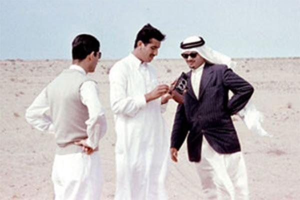 صورة للملك سلمان ممسكاً بأول كاميرا شخصية له قبل 60 عاماً