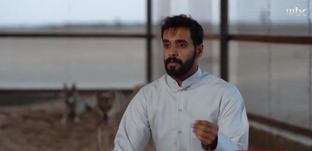 اعتزل البشر ورافق الحيوانات.. صديق جديد للذئاب في القصيم ( فيديو )