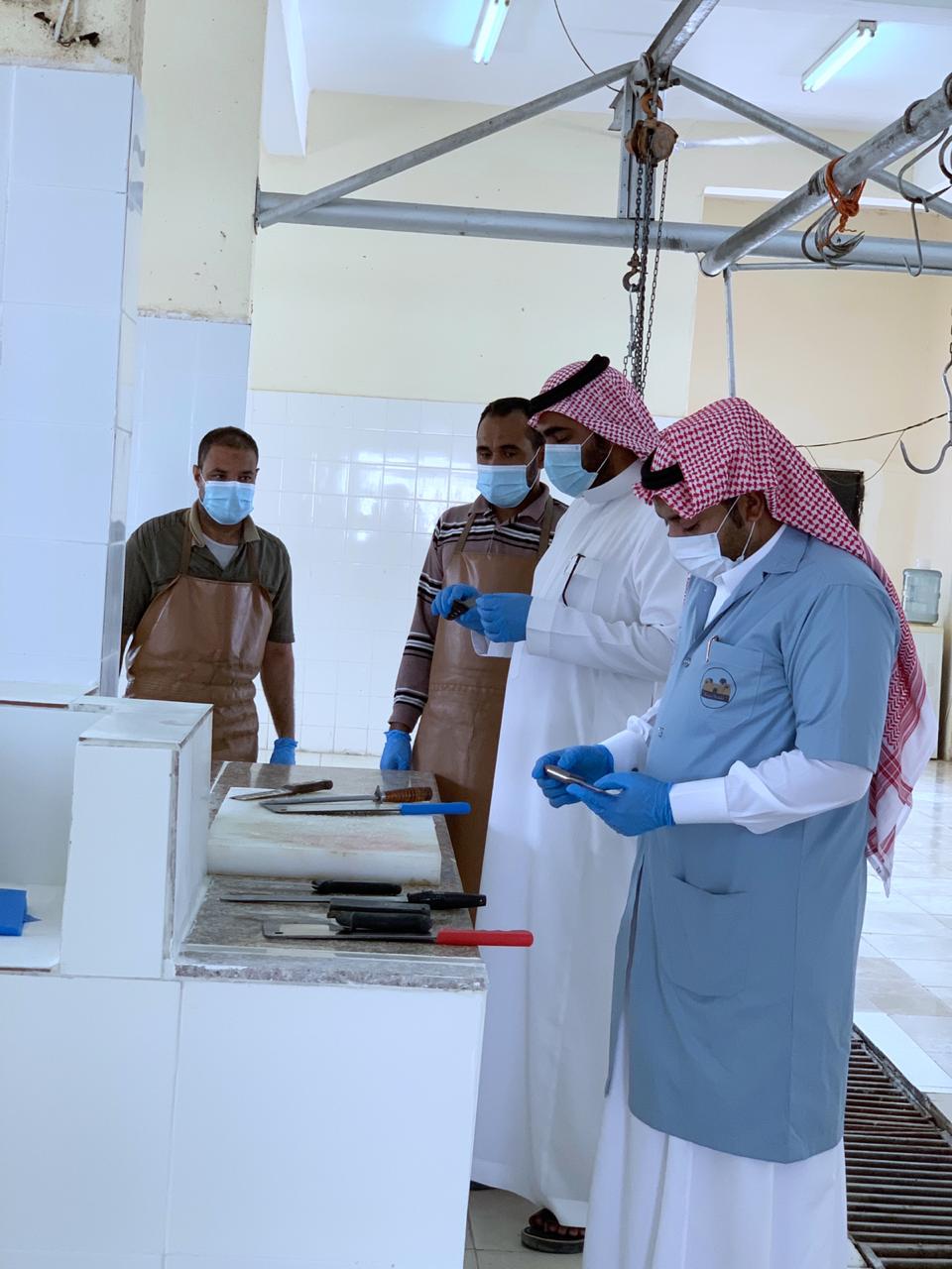 بلدية لينة تقوم بإلزام مستثمري المسلخ بتكثيف عمليات تعقيم وتطهير المسلخ