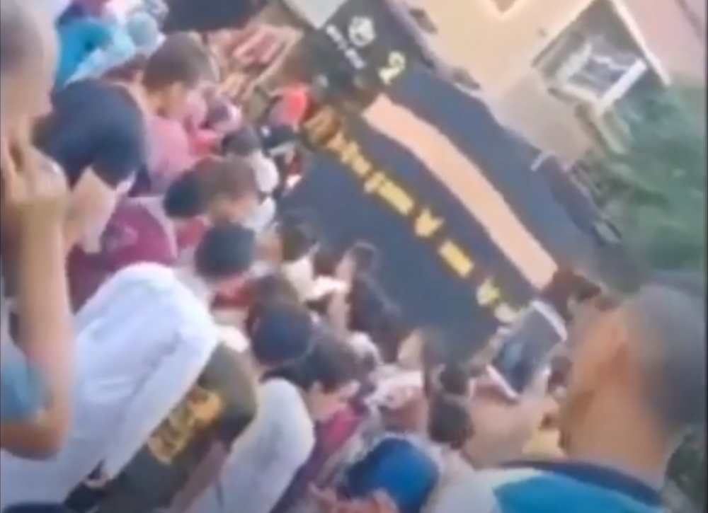 فيديو .. مصريون يطوفون حول مجسم للكعبة في الشارع احتفالاً بيوم عرفة .. والأزهر يُعلق