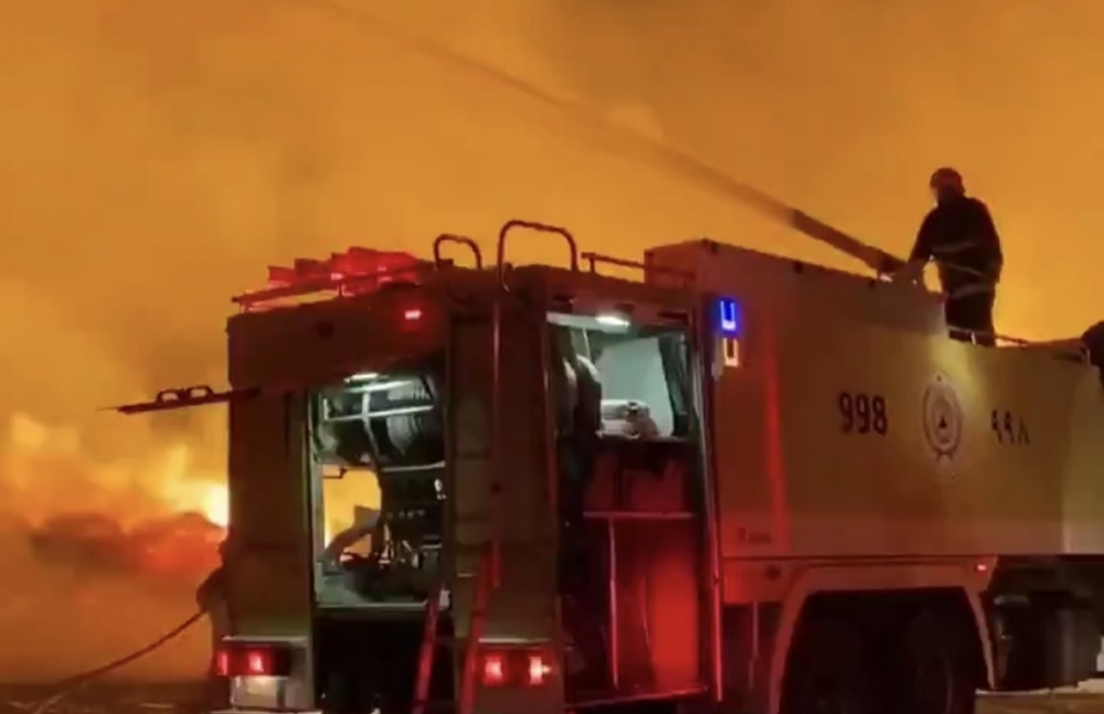 حريق ضخم يلتهم عشرات الشاحنات في سوق الأعلاف بحفر الباطن ( فيديو )