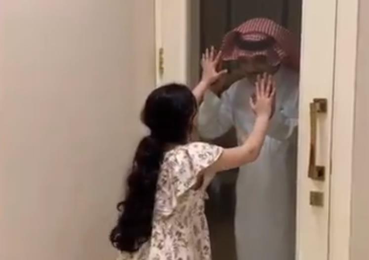 الطفلة المصابة بكورونا صاحبة مقطع الباب الزجاجي تتحدث عن الفيديو وما طلبته من والدها