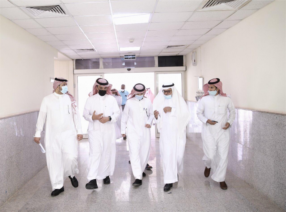 معالي رئيس جامعة الحدود الشمالية يزور قاعات اختبار طلاب كلية الطب للمرحلة السريرية والمؤجلة من العام الجامعي 1440/1441هـ