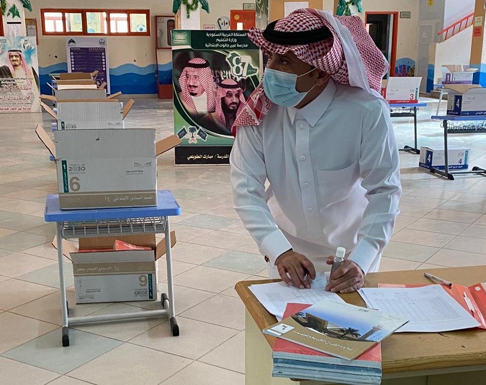 تمديد تكليف مساعدي مدير تعليم الحدود الشمالية .. ومدارس المنطقة تواصل توزيع المقررات الدراسية