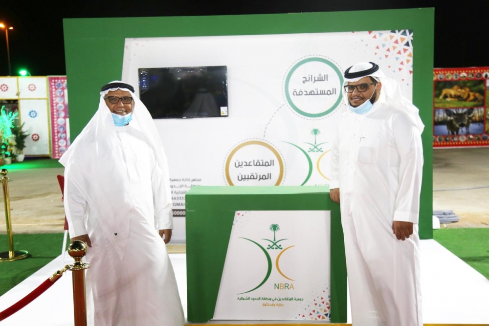 رئيس جمعية المتقاعدين يتفقد جناح الجمعية في ليالي شمالية