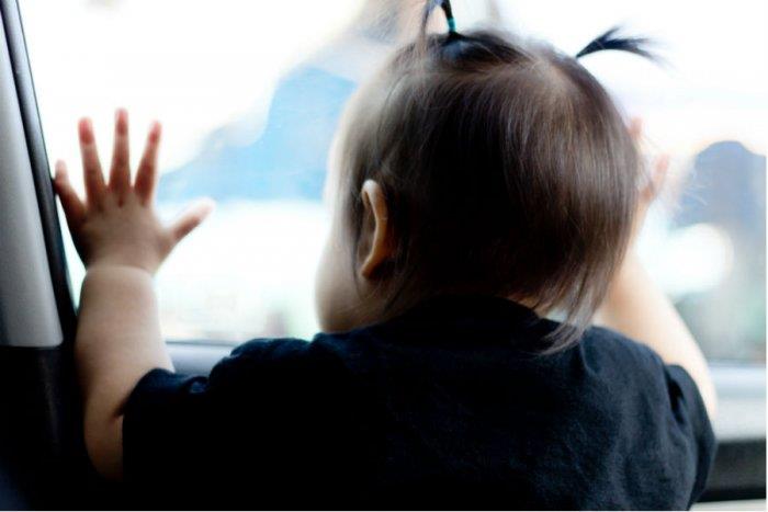 المرور : ترك الأطفال في المركبة دون مرافق يُعد مخالفة وهذه قيمتها