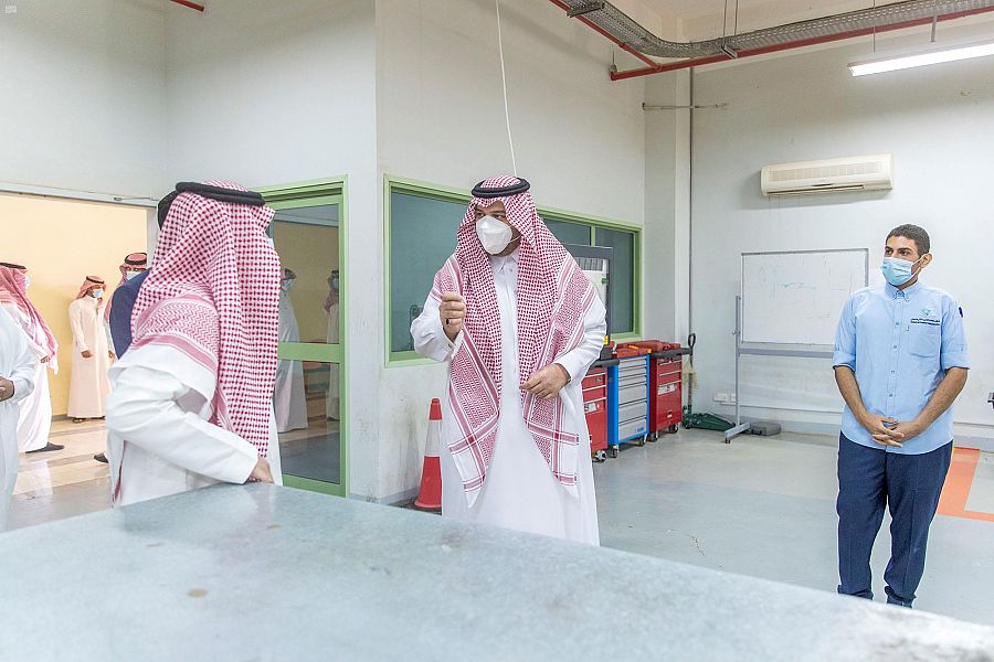 سمو أمير الحدود الشمالية يتفقد الكلية التقنية للبنين بعرعر