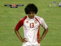 لاعب منتخب الامارات ينفيذ ضربة جزاء بطريقة غير معهودة من قبل (فيديو)