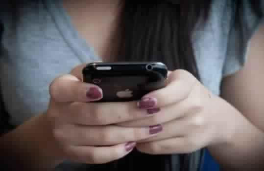 محامٍ: تفتيش جوال الزوجة والأولاد في هذه السن