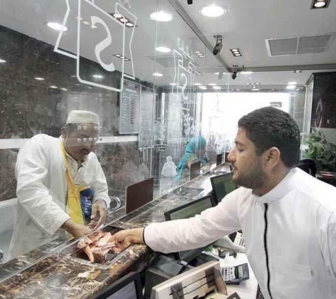السماح للفنادق والمكاتب السياحية باستبدال العملات.. ولمراكز الصرافة بتحويل الأموال داخل المملكة وخارجها