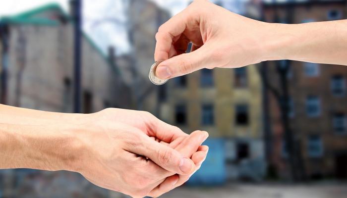 كاتب: فيديوهات أعمال الخير تحولت لتشهير بالمحتاجين ودعاية وإعلان