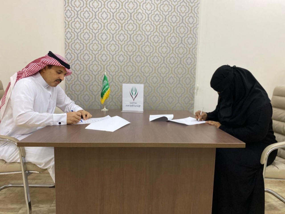 لجنة التنمية الإجتماعية الأهلية بعرعر توقع شراكة مجتمعية مع جمعية (مدارك النسائية)