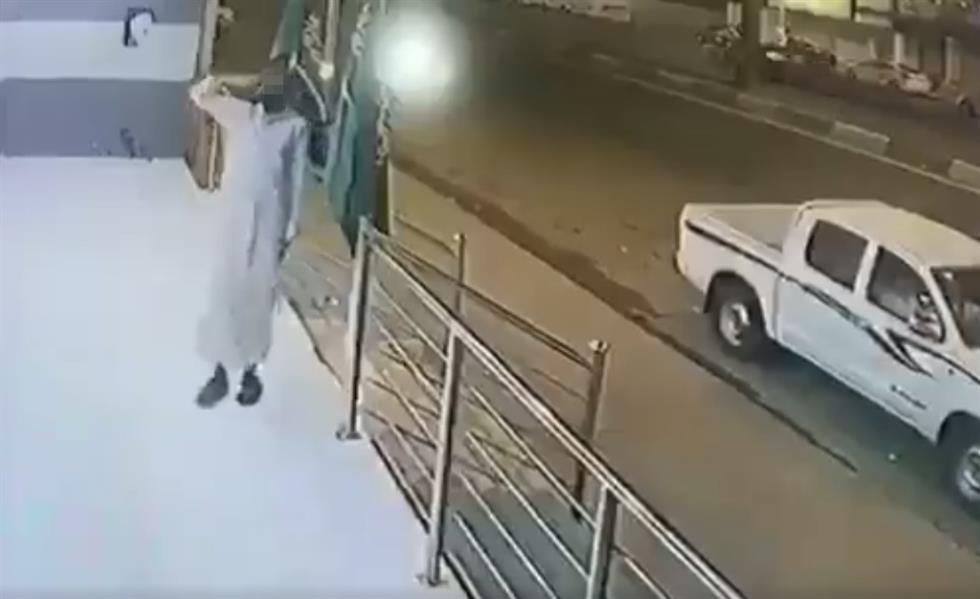 شاهد.. شاب يؤدي التحية العسكرية أمام كاميرا المراقبة ثم يسرق العلم الوطني