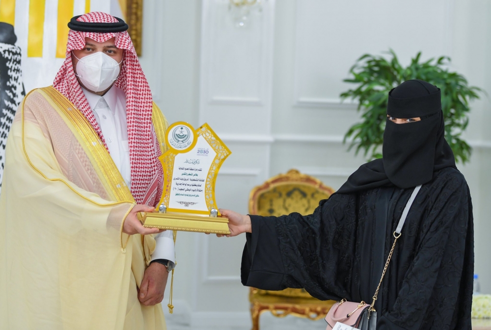 سمو أمير منطقة الحدود الشمالية يلتقي الفنانة التشكيلية : شروق الشمري