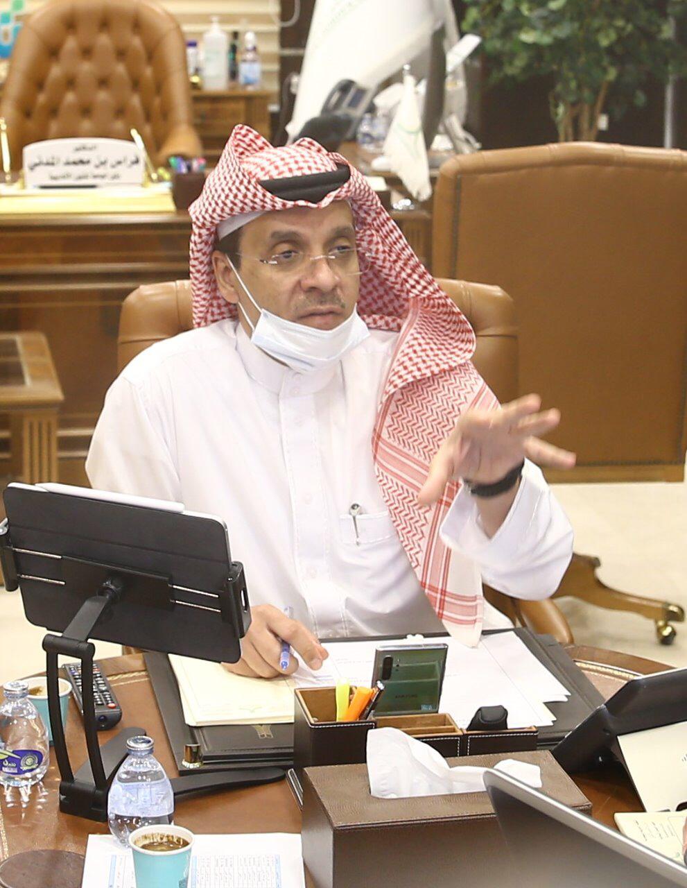 وكالة الجامعة للشؤون الأكاديمية تعقد الاجتماع الثاني للجنة متابعة الأزمات لمتابعة تنظيم وعقد اختبارات النصف فصلية للطلبة