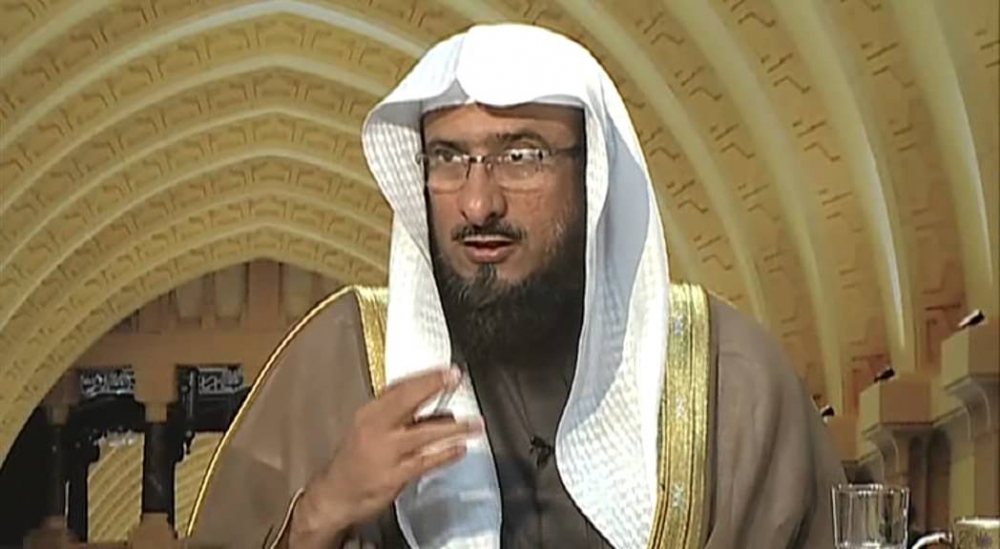 ما حكم الأذان في أذن المولود حديثاً .. ؟ الشيخ