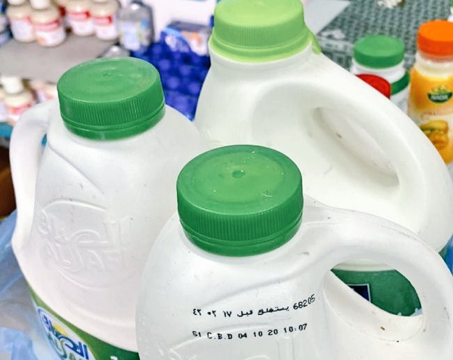 بلدية غرب عرعر تواصل تنفيذ جولاتها الرقابية وتغلق محل وتحرر 5 مخالفات وتصادر 8 كجم جرام من المواد الغذائية