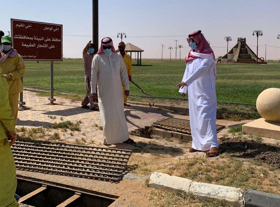 رئيس بلدية لينة يقف أعمال تنفيذ خطة الإستعداد لموسم الأمطار ويتفقد ملعب (اعيوج لينة)