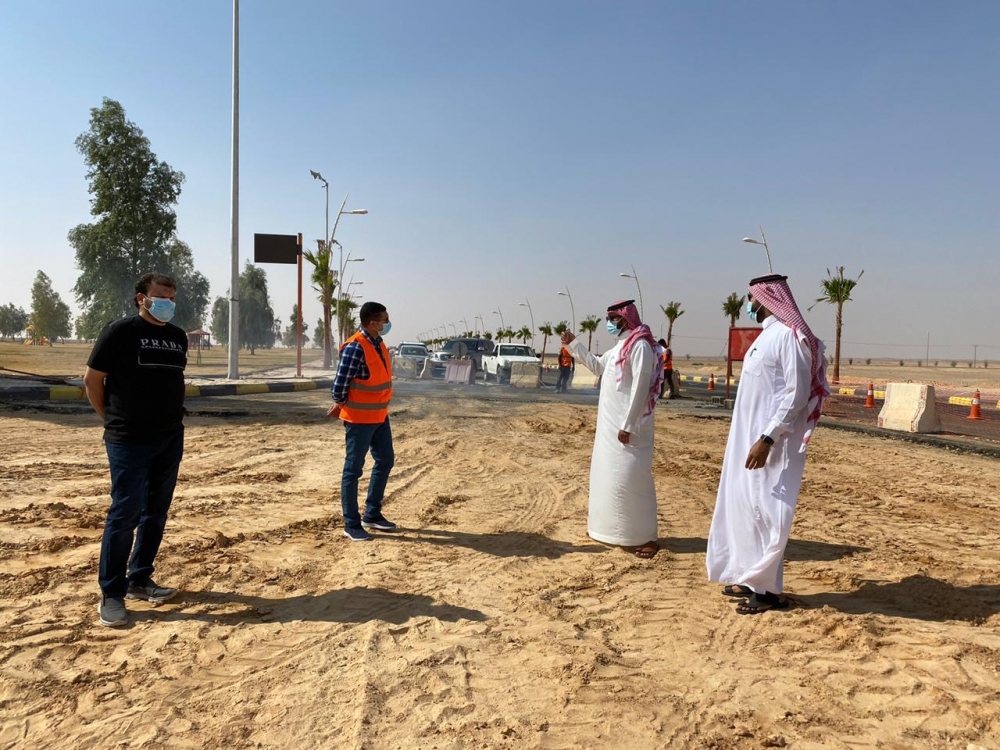 رئيس بلدية لينه يتفقد إعادة تأهيل وتطوير طريق الملك عبدالعزيز
