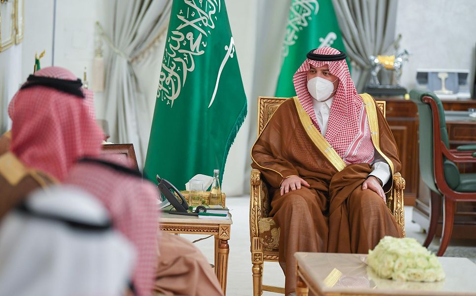 سمو أمير الحدود الشمالية يستقبل رئيس وأعضاء مجلس إدارة نادي سباقات الخيل بطريف