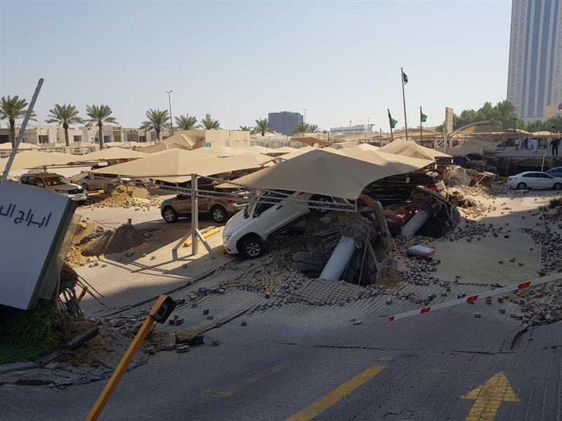 شاهد.. انهيار أرضي بمواقف سيارات لبرج تجاري في الخبر.. و