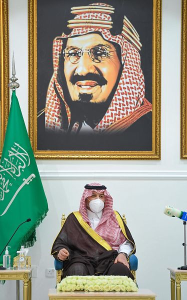 سمو أمير الحدود الشمالية يستقبل القضاة ومديري الإدارات والمواطنين في جلسته المسائية