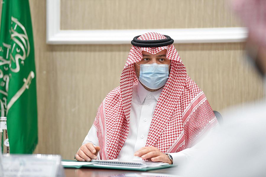 سمو أمير الحدود الشمالية يطلع على مشروعات