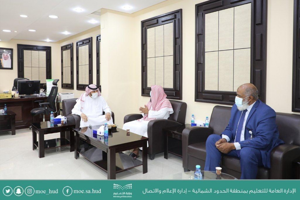 مدير تعليم الحدود الشمالية يلتقي فريق عمل برنامج مكافحة التدخين