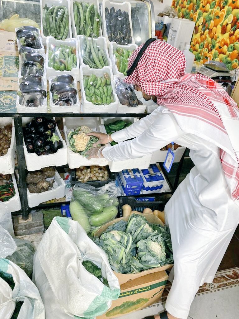 بلدية غرب عرعر تواصل تنفيذ جولاتها وتحرر 9 مخالفات وتصادر 7 كجم جرام من المواد الغذائية