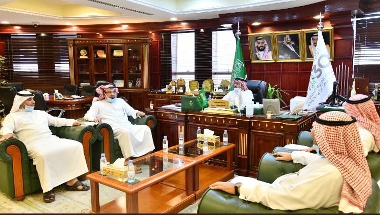 لجنة المشاريع والصيانة بالمجلس البلدي بعرعر تلتقي بأمين امانة المنطقة