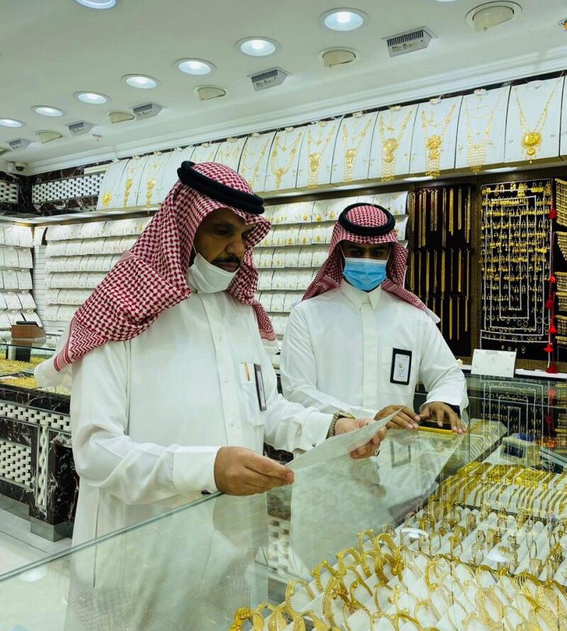 مساعد مدير عام فرع وزارة الموارد البشرية بالحدود الشمالية يتفقد تطبيق أنطمة الوزارة برفحاء