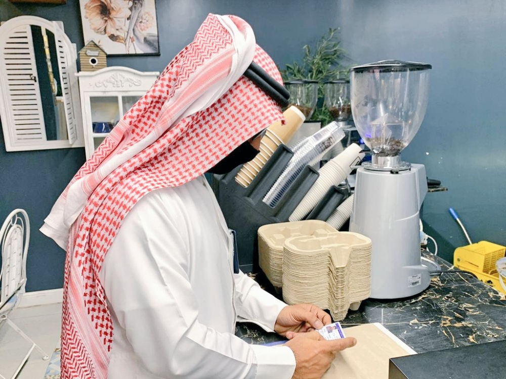 بلدية غرب عرعر تواصل تنفيذ جولاتها ووتغلق محلين لعدم وجود ترخيص وتحرر 4 إشعارات بالمراجعة وإنذار آخرين