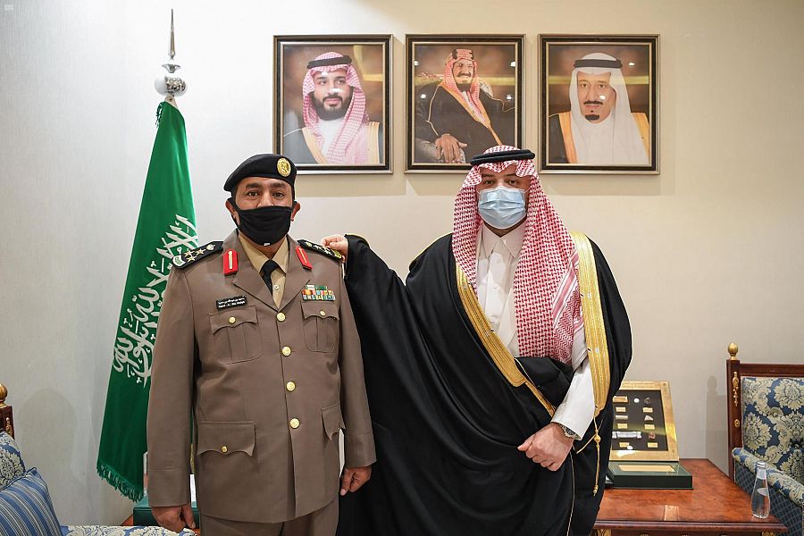 سمو أمير الحدود الشمالية يقلد مدير العيادات الشاملة لقوى الأمن رتبته الجديدة