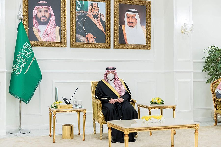 سمو أمير الحدود الشمالية يسلم مبالغ الدعم للمستفيدين من مؤسسة أوقاف الراجحي