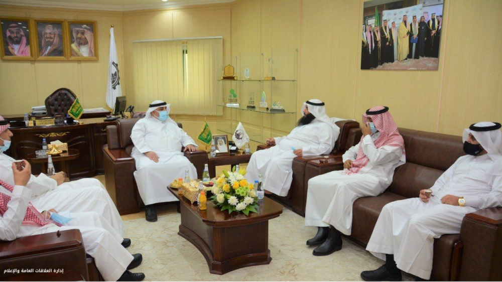 نائب وزير الصناعة والثروة المعدنية يزور الغرفة التجارية بالحدود الشمالية