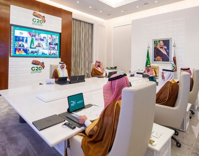 الكشف عن أسماء المسؤولين الذين ظهروا داخل غرفة الاجتماع المخصصة لرئاسة قمة العشرين بجانب خادم الحرمين الشريفين