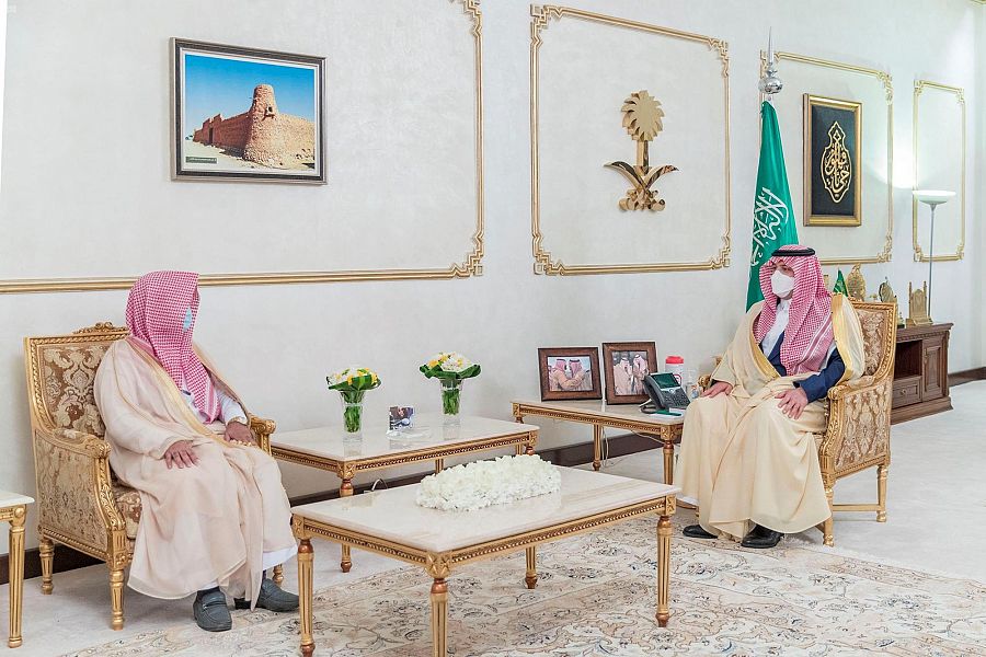 سمو الأمير فيصل بن خالد بن سلطان يستقبل رئيس كتابة العدل في الحدود الشمالية