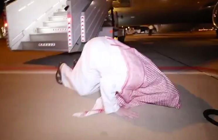 فيديو.. تركي آل الشيخ يعود للرياض ويسجد شكرا فور نزوله من الطائرة