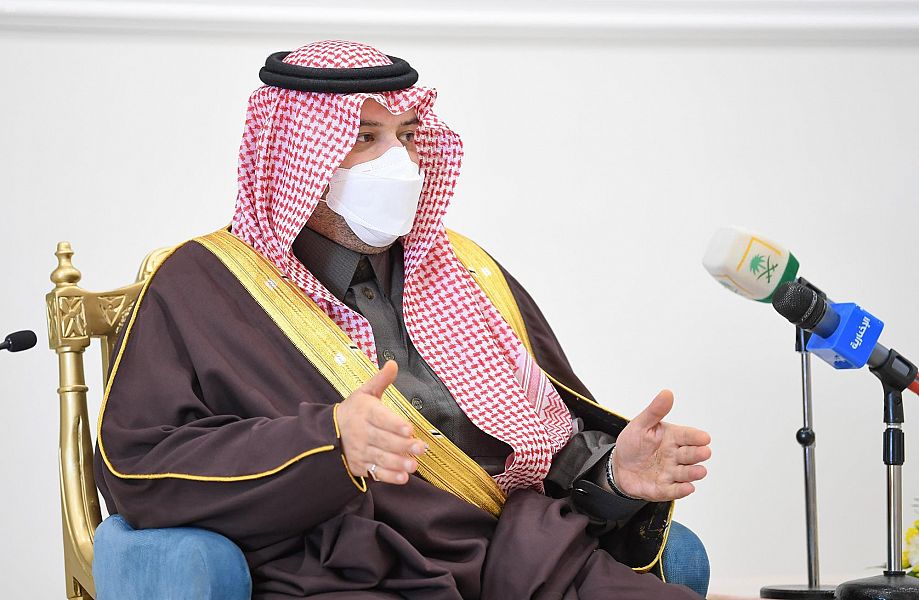 سمو أمير الحدود الشمالية يستقبل مسؤولي المنطقة والمواطنين في جلسة الأثنينية
