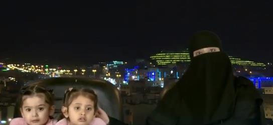 خطأ طبي حرمها من الأطفال.. معلمة تتكفل بطفلتين وتحصل على قرض بقيمة نصف مليون ريال لبناء بيت لهما