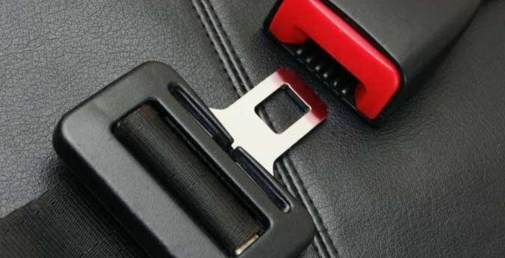 المرور يؤكد : مخالفة عدم ربط الحزام تشمل الراكب والسائق