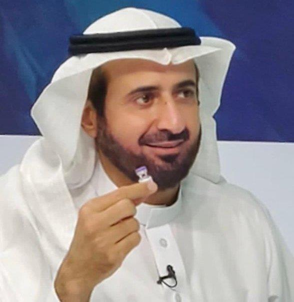 وزير الصحة يعلن وصول أول دفعة من لقاح كورونا صباح اليوم ويستعرض عينة منه (فيديو)