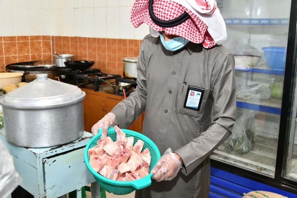 بلدية شرق عرعر تواصل جولاتها وتغلق عدد 2 محل وتحرر 7 مخالفات