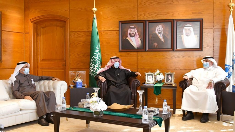 رئيس الغرفة التجارية بالحدود الشمالية يقوم بزيارة غرفة الشرقية