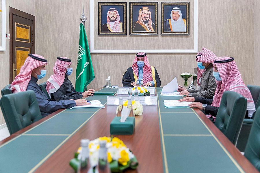 سمو أمير الحدود الشمالية يرأس اجتماع وكلاء الإمارة والمحافظين
