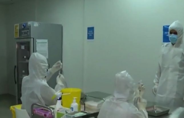 فيديو من داخل مركز حفظ اللقاحات يبين كيف يجري تحضير لقاح