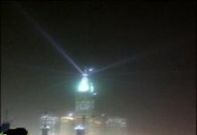 16 حزمة ضوئية عمودية تنطلق من برج الساعة قرب الحرم المكي