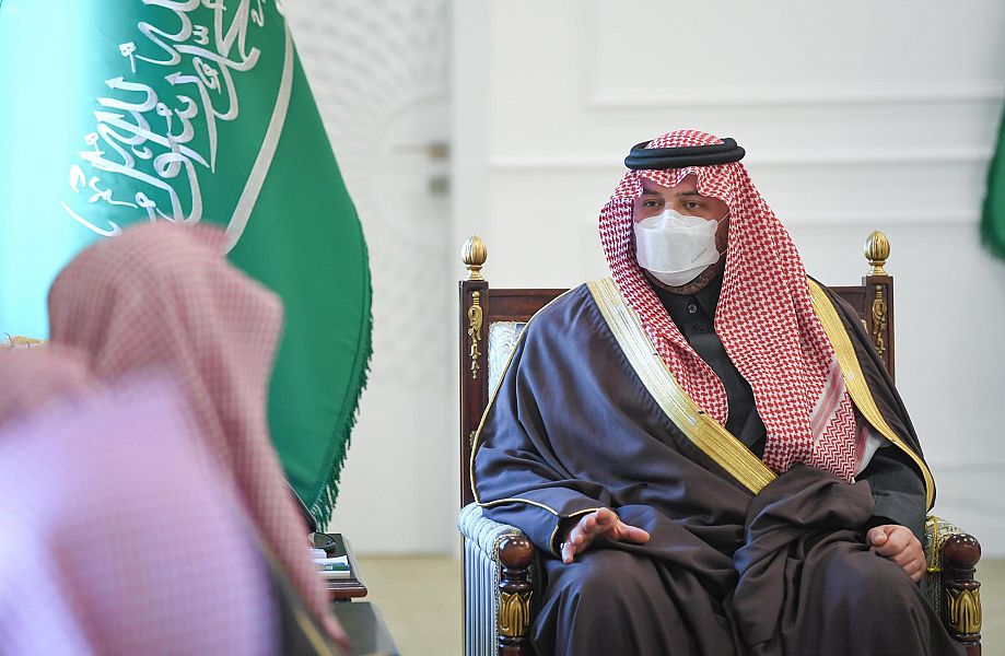 سمو أمير منطقة الحدود الشمالية يستقبل رئيس المحكمة العامة برفحاء وعددا من القضاة