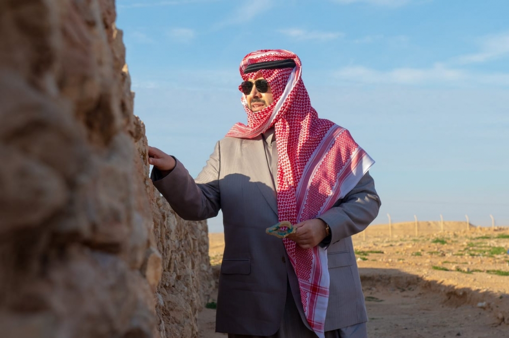 سمو أمير منطقة الحدود الشمالية يتفقد المواقع الأثرية في قرية زُبَالا التاريخية والجميمة الأثري