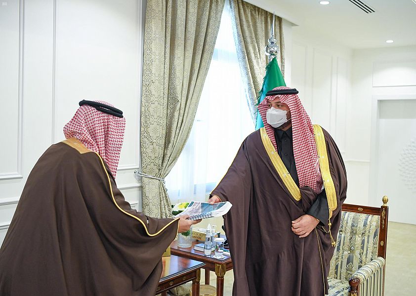 سمو أمير الحدود الشمالية يستقبل أمين المنطقة ورؤساء البلديات في المحافظات